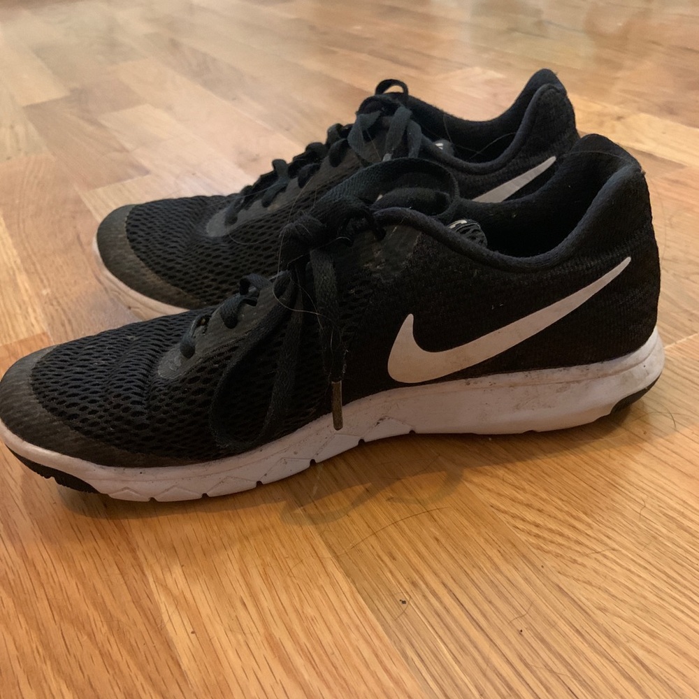 nike black and white running shoes